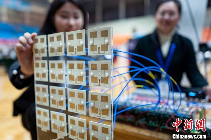 參賽大學(xué)生展示作品《高效率自適應(yīng)多目標(biāo)微波無線能量傳輸系統(tǒng)》?！°蟛?攝