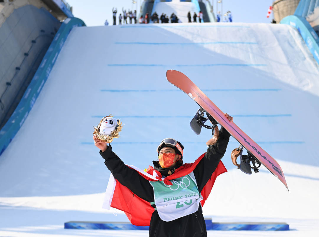 2022年2月15日，中國選手蘇翊鳴在單板滑雪男子大跳臺決賽奪冠后慶祝。新華社記者黃宗治攝