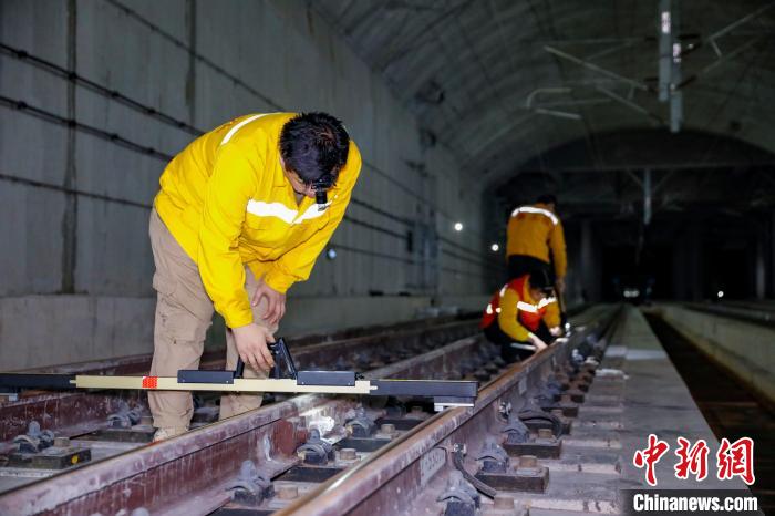 中國(guó)鐵路南寧局集團(tuán)有限公司南寧工務(wù)段職工使用道尺檢查吳圩機(jī)場(chǎng)高鐵站高鐵線路設(shè)備?！№f剛 攝