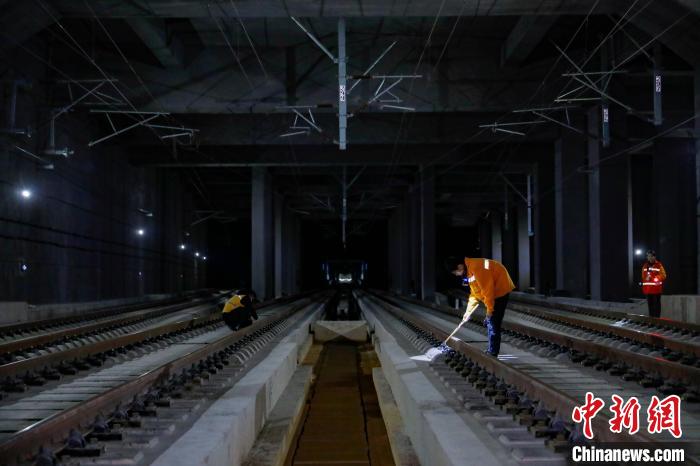 中國(guó)鐵路南寧局集團(tuán)有限公司南寧工務(wù)段高鐵線路設(shè)備檢查作業(yè)現(xiàn)場(chǎng)?！№f剛 攝